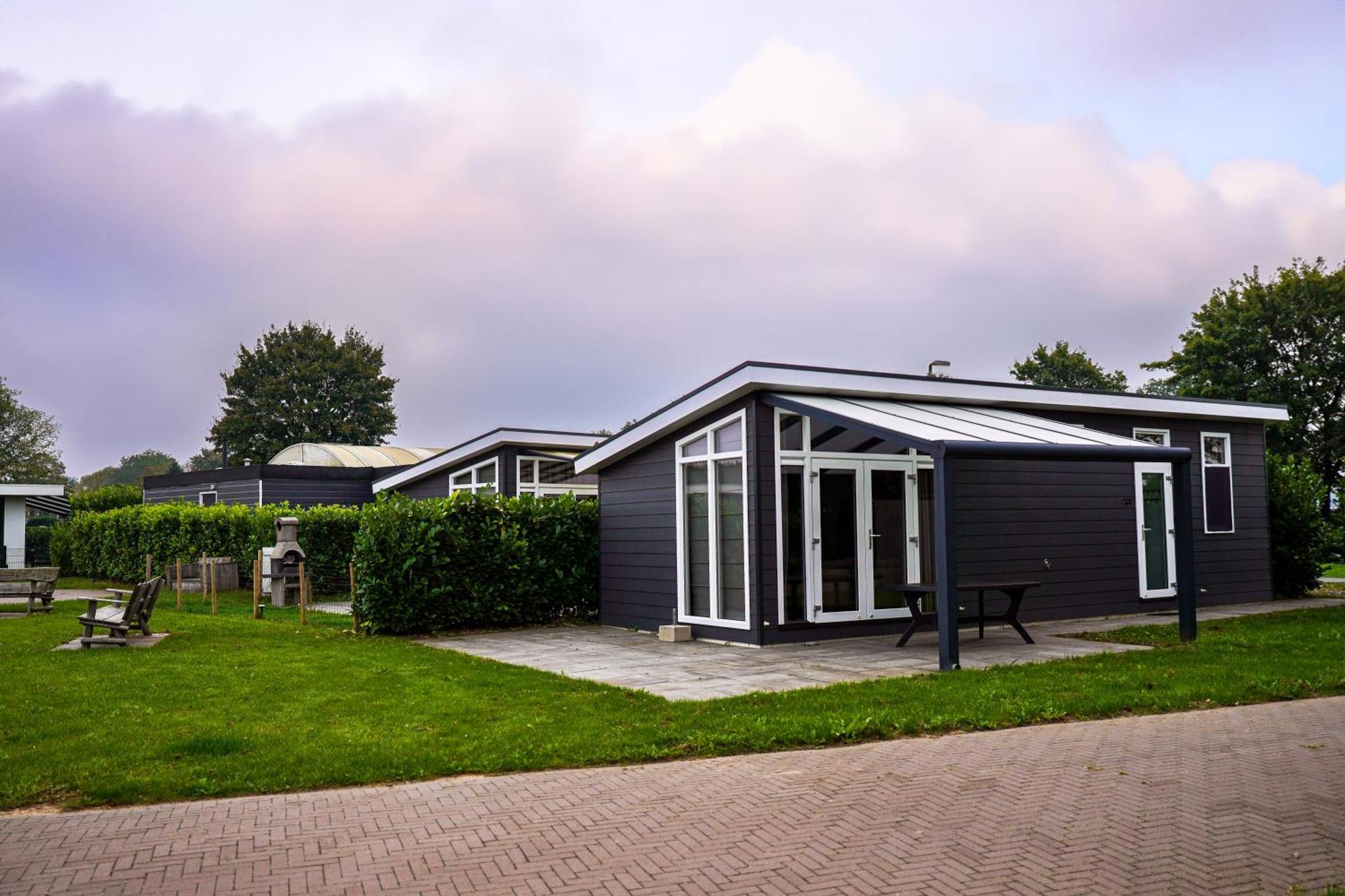 Lathum Vakantiehuis Met Vijverzicht מראה חיצוני תמונה
